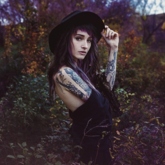 Meet your Posher, Leah - Picture 1 of 3